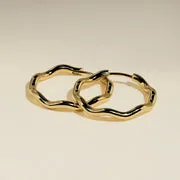 Astrid & Miyu Scalloped Large Hoops créoles dorées
