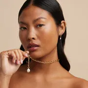 Astrid & Miyu Pearl Charm créoles dorées