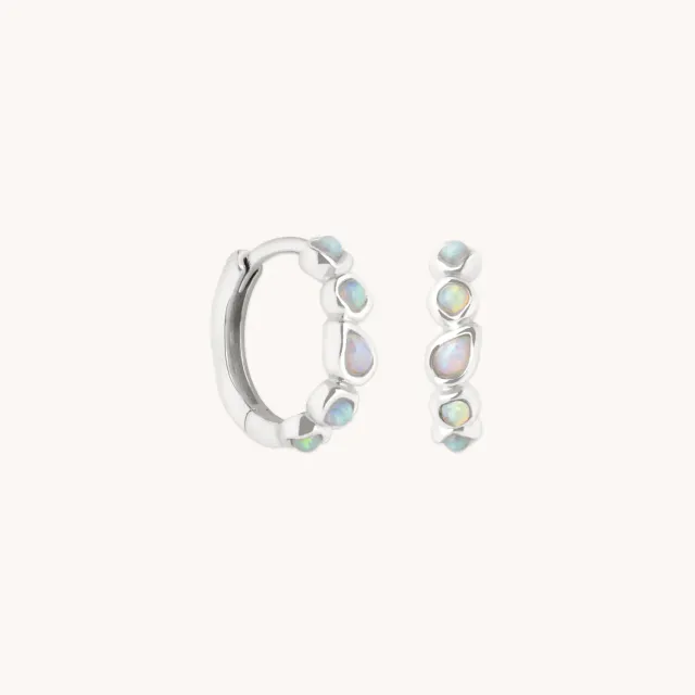 Astrid & Miyu Opal Pear Bezel Huggies créoles or blanc opale