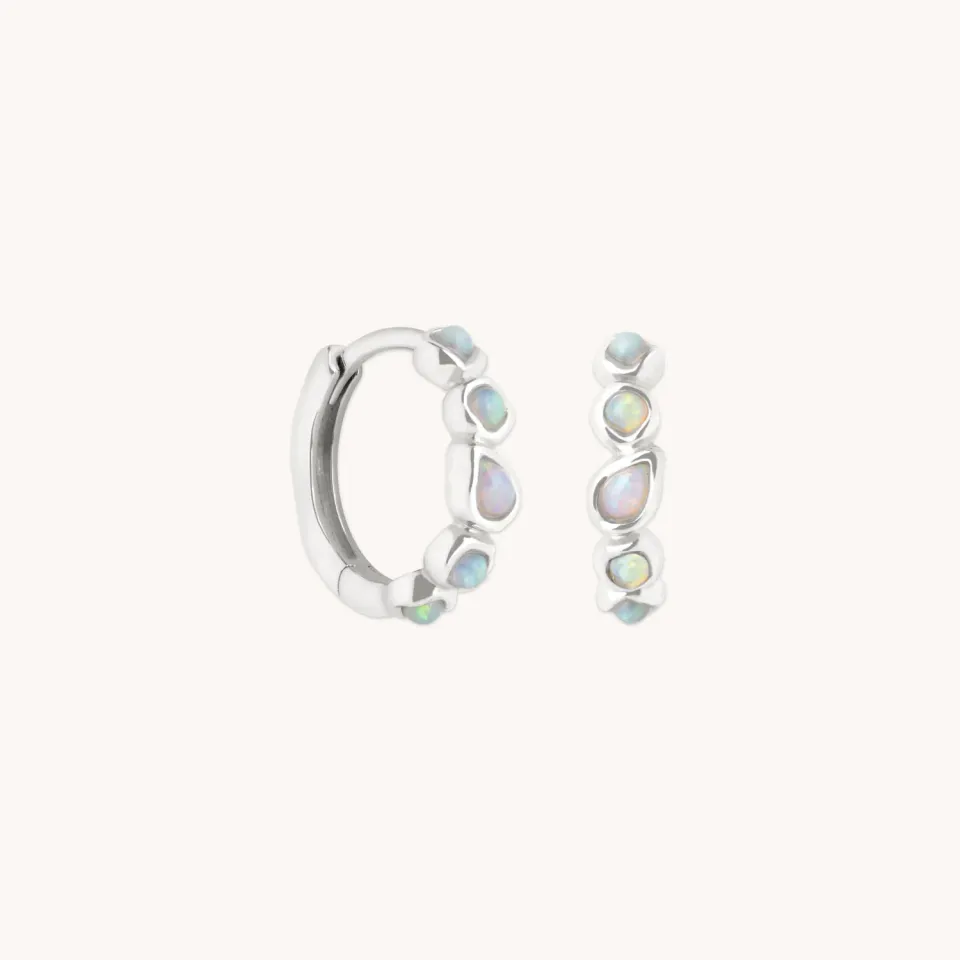 Astrid & Miyu Opal Pear Bezel Huggies créoles or blanc opale