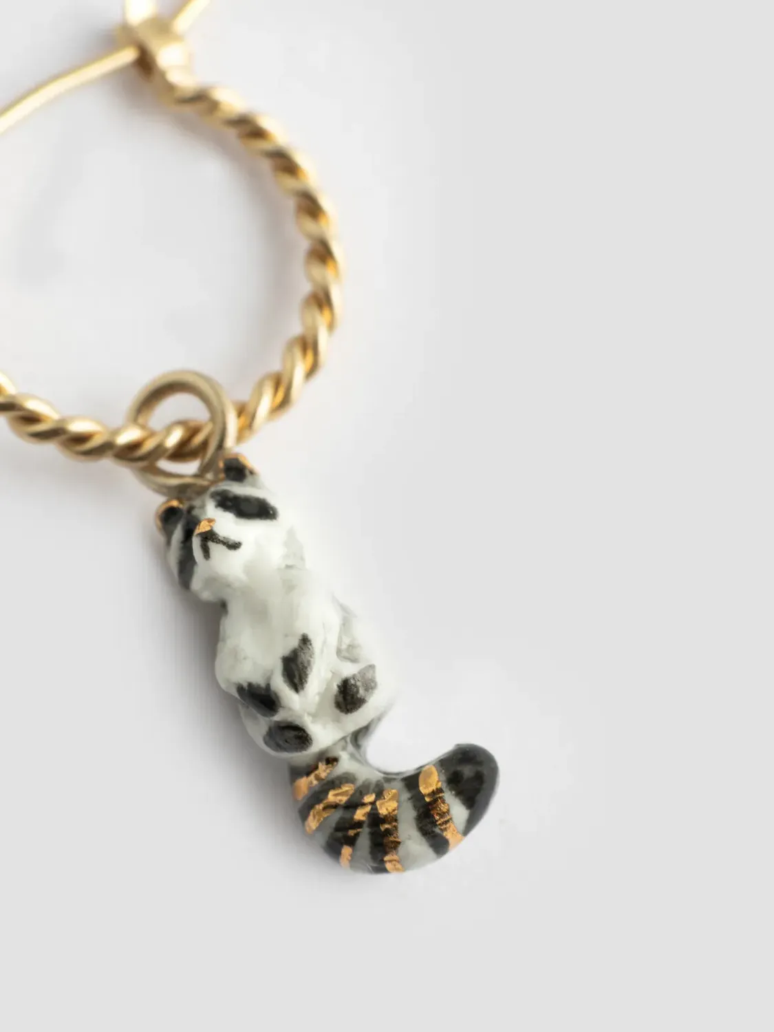 Nach Bijoux Raton Laveur mini créole porcelaine