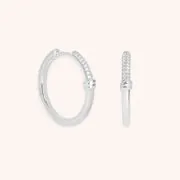 Astrid & Miyu Pavé Knot Huggies argent nœud pavé