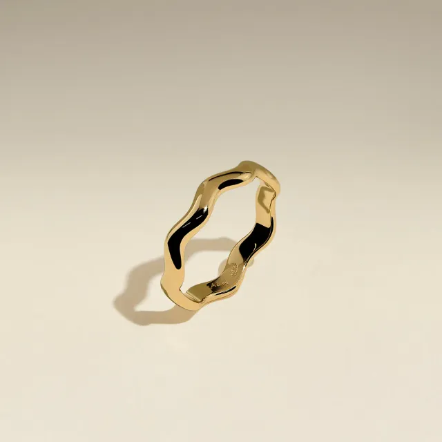 Astrid & Miyu Scalloped Band bague dorée festonnée