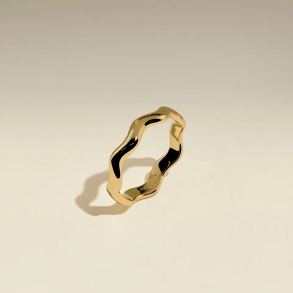 Astrid & Miyu Scalloped Band bague dorée festonnée