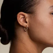 Astrid & Miyu Scalloped Crystal Medium Hoops créoles dorées cristal