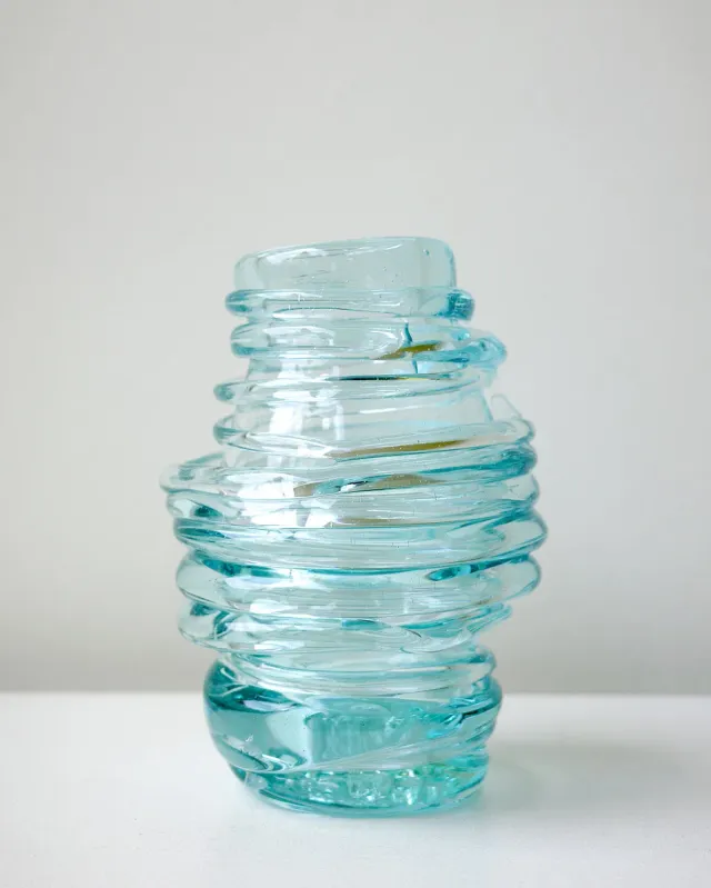 Completedworks Silo vase verre recyclé transparent bleu
