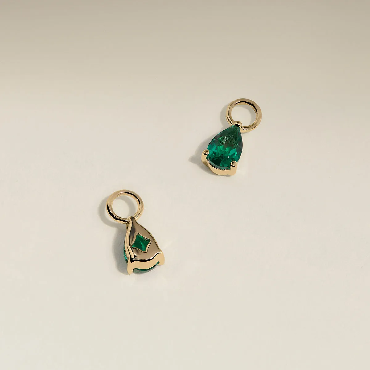 Astrid & Miyu Emerald May charm boucle or massif émeraude