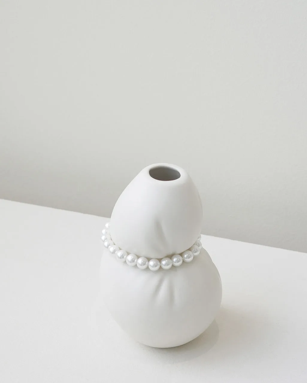 Completedworks Squeezed Small vase blanc mat perles