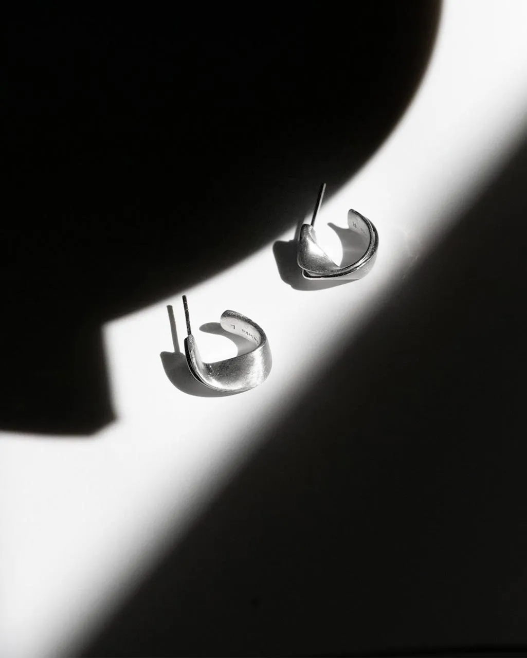 Completedworks Plume boucles argent recyclé courts