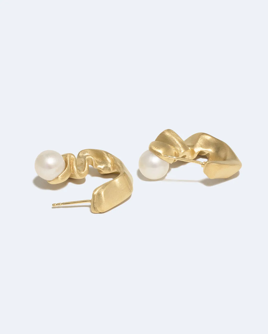 Completedworks Crumple II boucles créoles perle vermeil