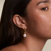 Astrid & Miyu Serenity Pearl Charm créoles dorées perle