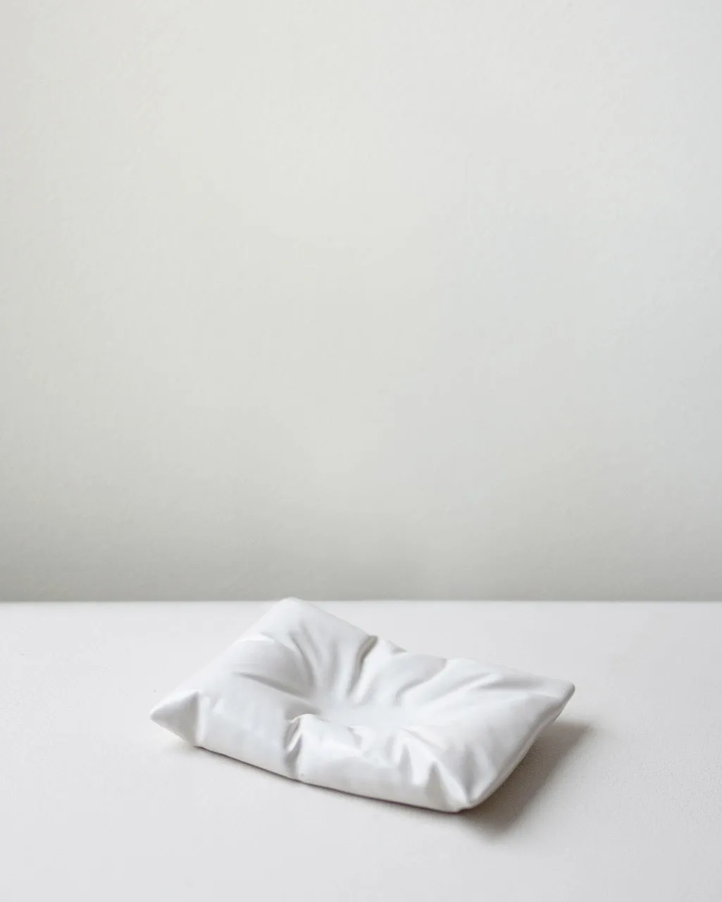 Completedworks Fold Plush vase coussin blanc mat céramique