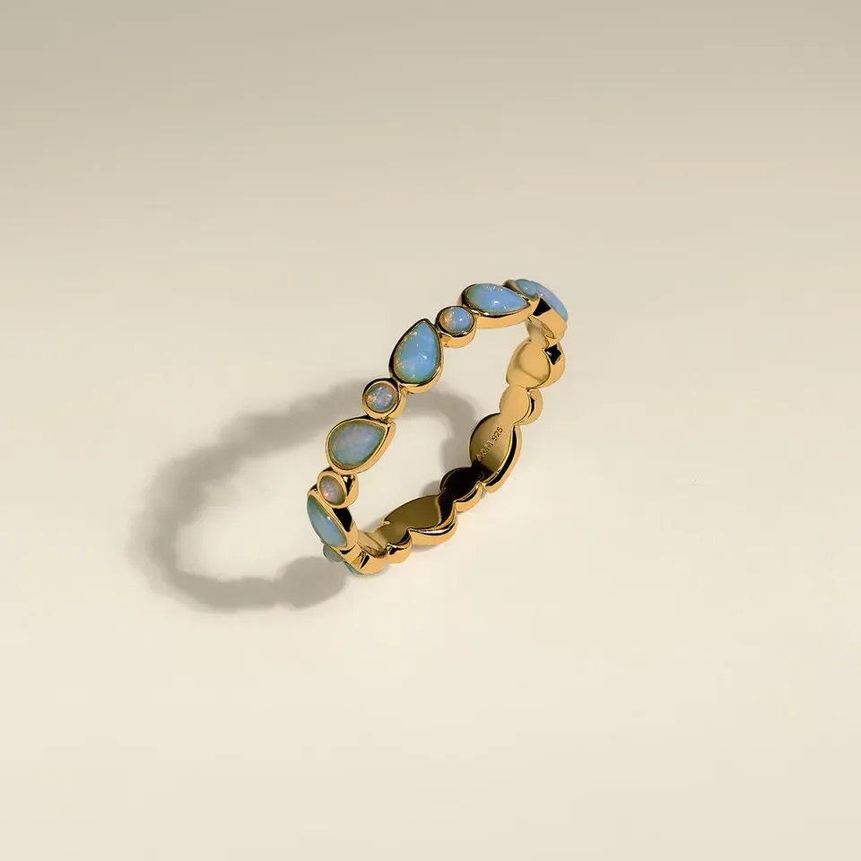 Astrid & Miyu Opal Bezel Band bague dorée opales