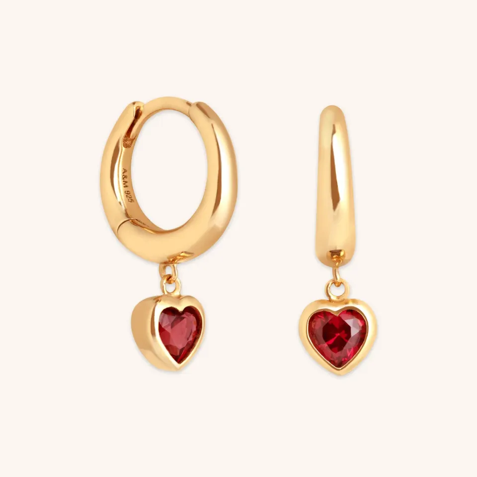 Astrid & Miyu Red Heart Charm Huggies créoles or