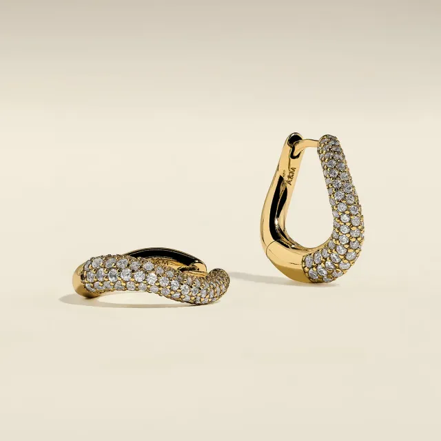 Astrid & Miyu Wave Pavé Crystal Hoops créoles dorées