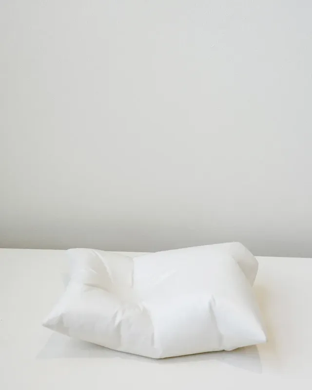 Completedworks Plush II coussin céramique blanc mat