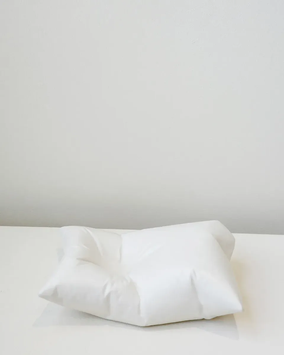 Completedworks Plush II coussin céramique blanc mat