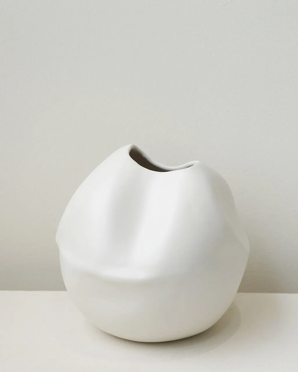 Completedworks Banned Book No. 2 grand vase blanc mat céramique