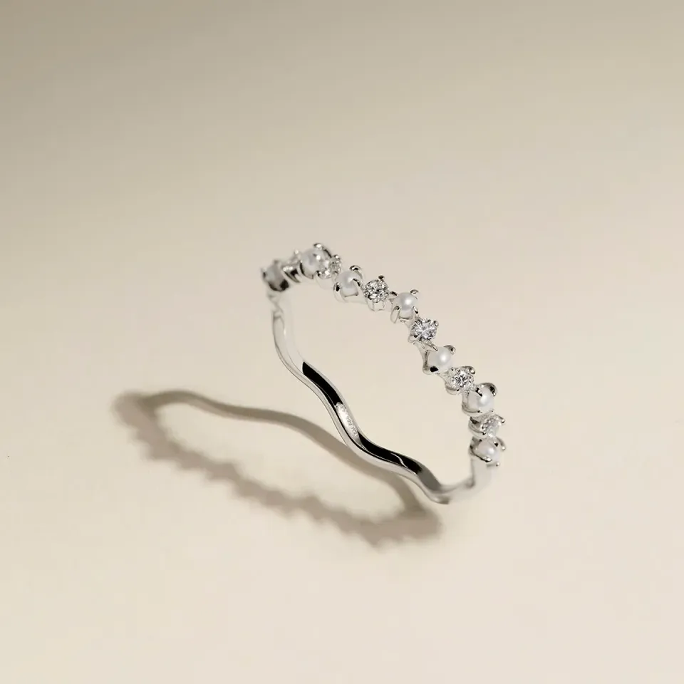 Astrid & Miyu Diamond Pearl Scalloped bague or blanc