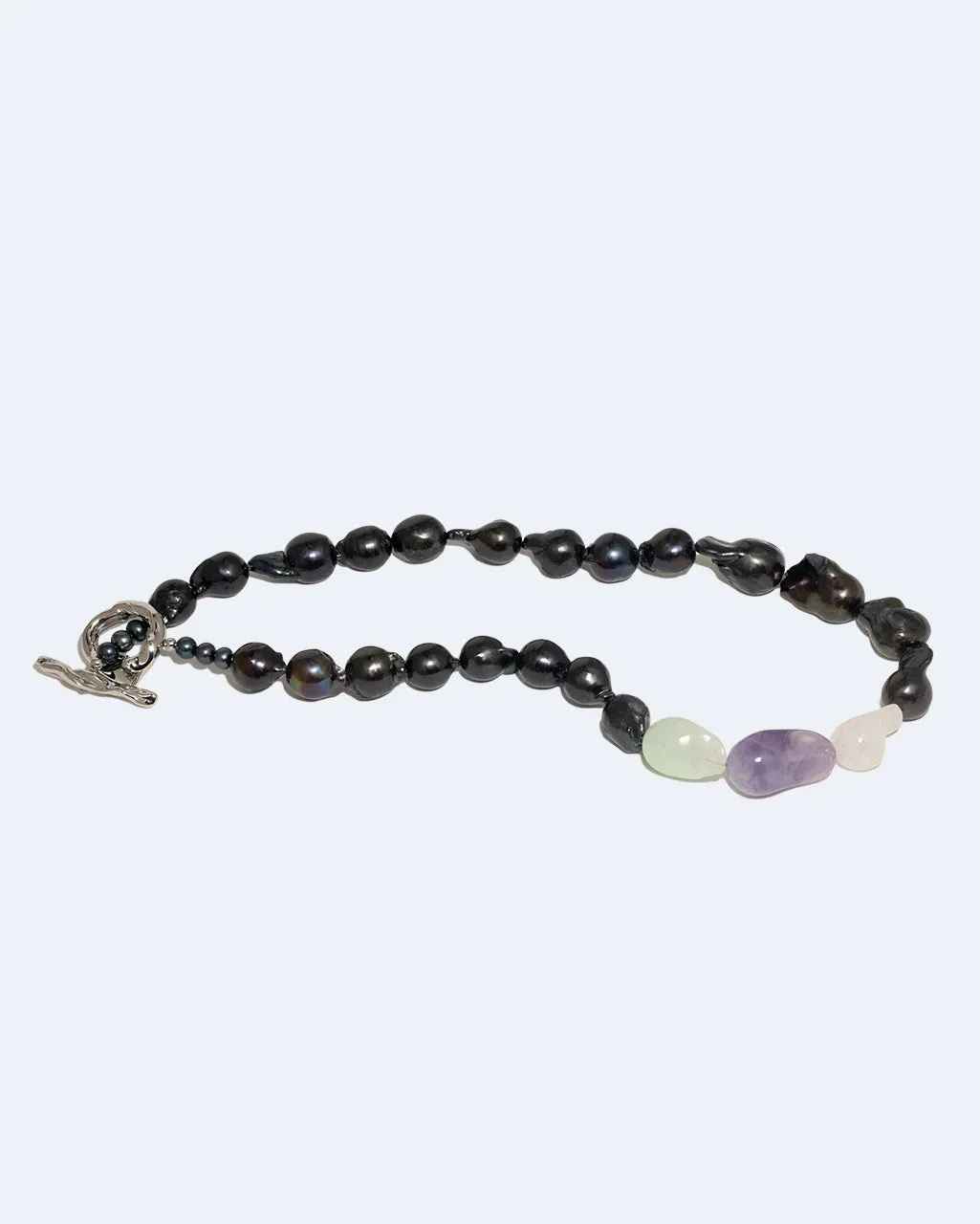 Completedworks Foraging II collier perles résine platine