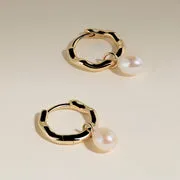 Astrid & Miyu Scalloped Pearl Charm Huggies boucles or massif perle