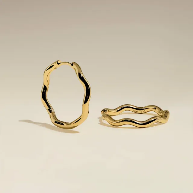 Astrid & Miyu Scalloped Large Hoops créoles dorées