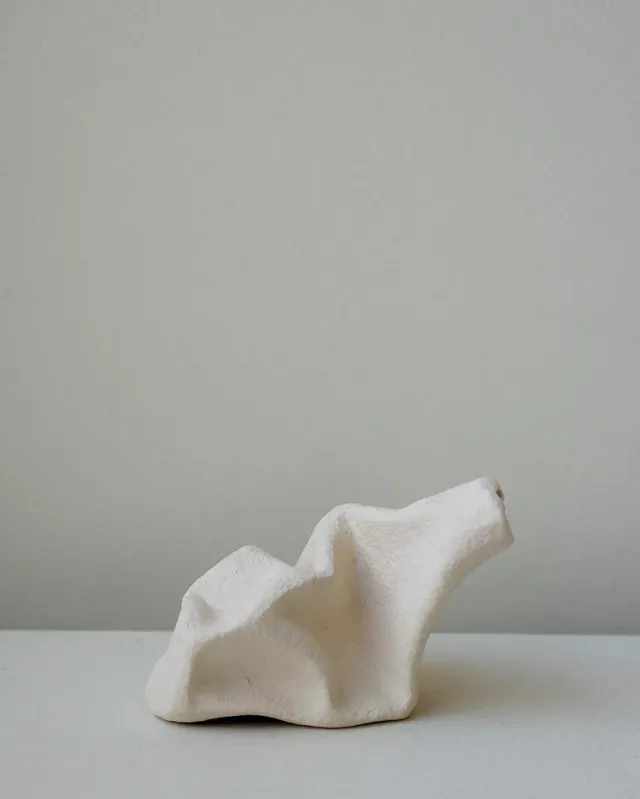 Completedworks Sleeping Goliath vase céramique beige texturé