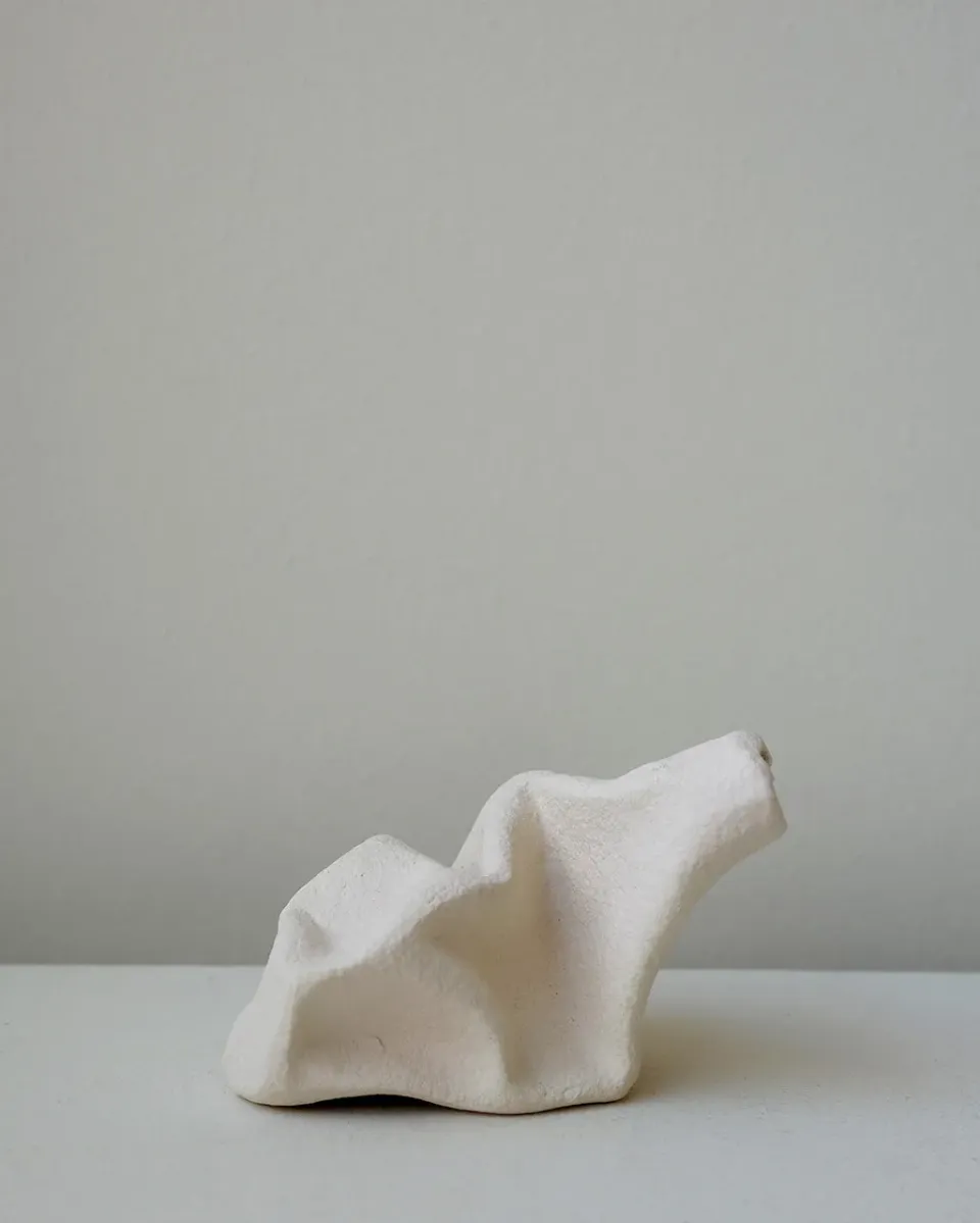 Completedworks Sleeping Goliath vase céramique beige texturé