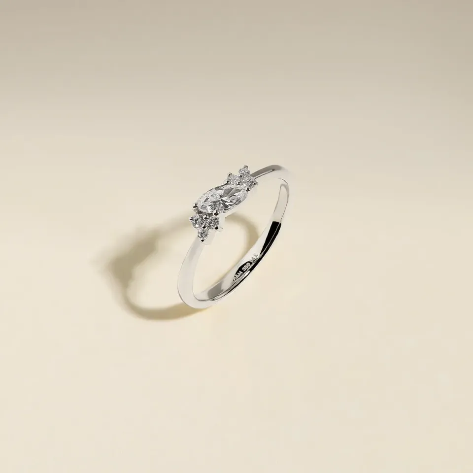 Astrid & Miyu Milestone April Diamond bague or blanc diamant