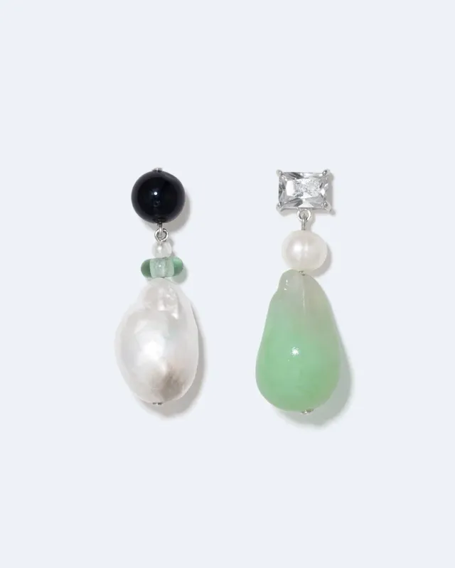 Completedworks Peat boucles d'oreilles perle onyx dépareillées