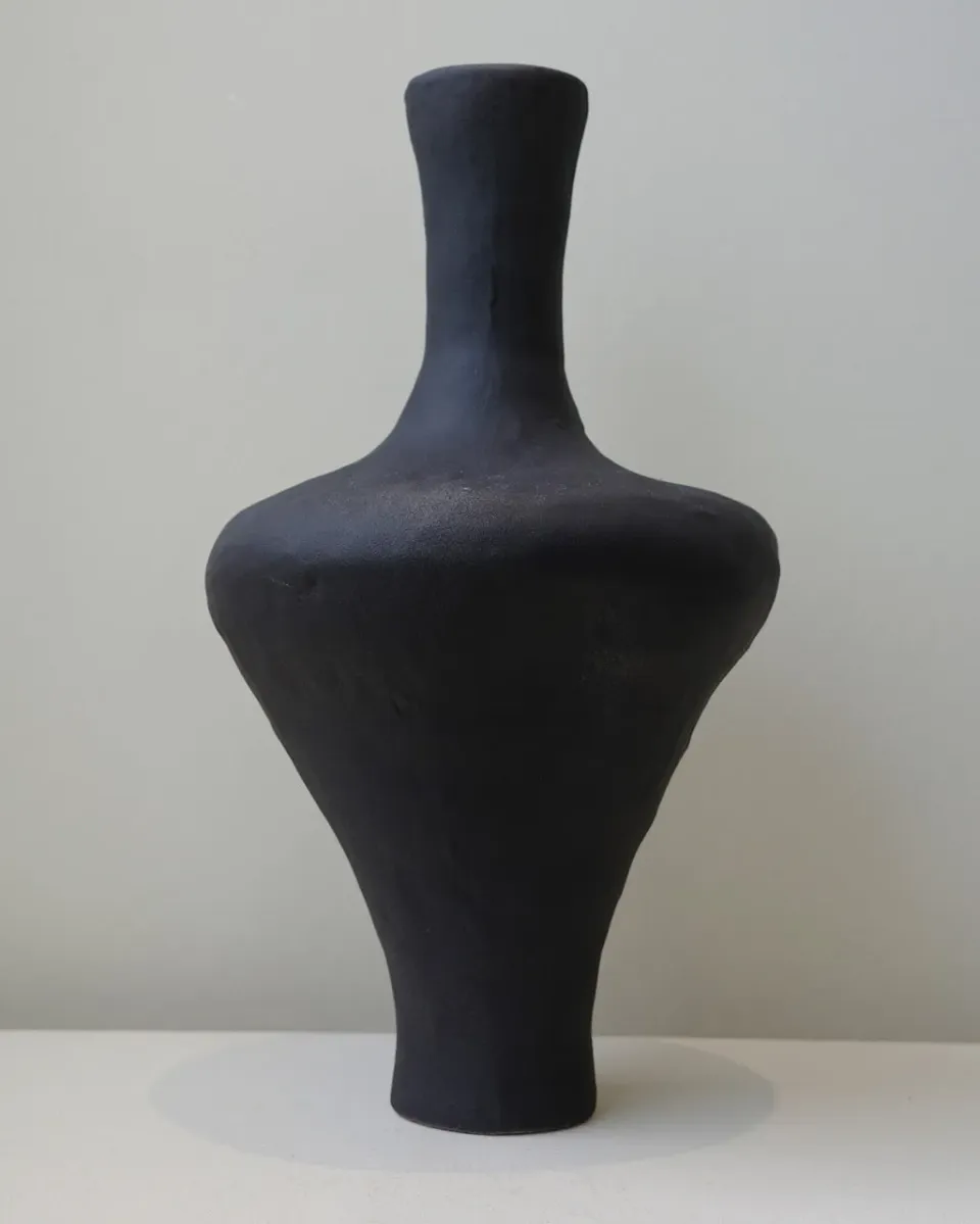 Completedworks Obsidian vase géant céramique noir mat