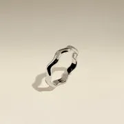 Astrid & Miyu Scalloped Crystal bague bandeau argent cristal