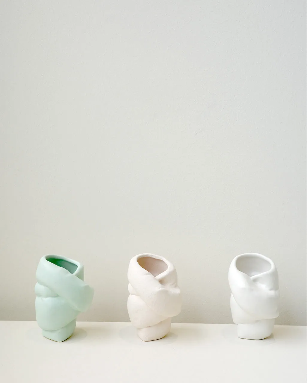 Completedworks Well Wrapped petit vase céramique blanc mat