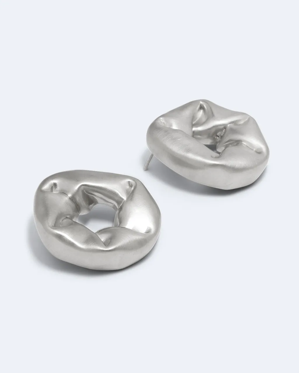 Completedworks Oversized Scrunch boucles argent satiné