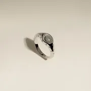 Astrid & Miyu Cosmic Signet Ring bague argentée