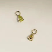 Astrid & Miyu Peridot August charm or massif pierre d'août