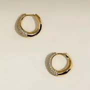 Astrid & Miyu Wave Pavé Crystal Hoops créoles dorées