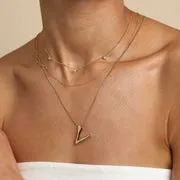 Astrid & Miyu V Initial Bold Collier or lettre V large