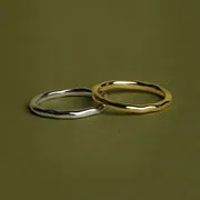 Astrid & Miyu Molten Band bague or massif martelée
