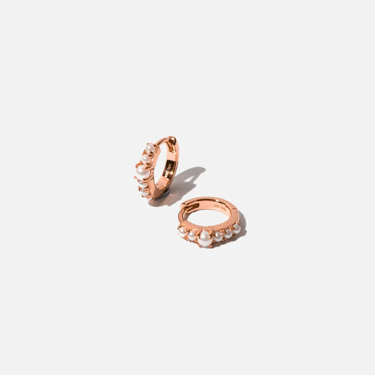 Astrid & Miyu Radiant Pearl Huggies créoles or rose perles