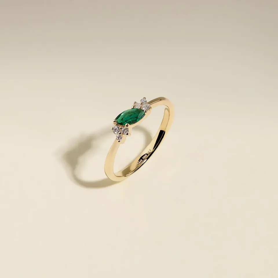 Astrid & Miyu Emerald May Milestone bague or massif émeraude