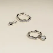 Astrid & Miyu Scalloped Crystal Charm créoles argent