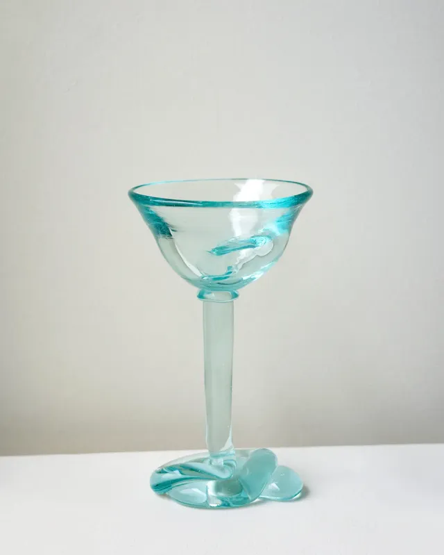 Completedworks Thaw verre à martini bleu verre recyclé