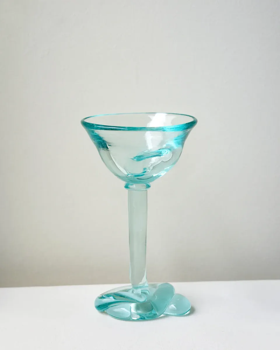 Completedworks Thaw verre à martini bleu verre recyclé