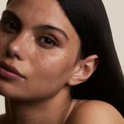 Astrid & Miyu Hibiscus clou piercing titane doré