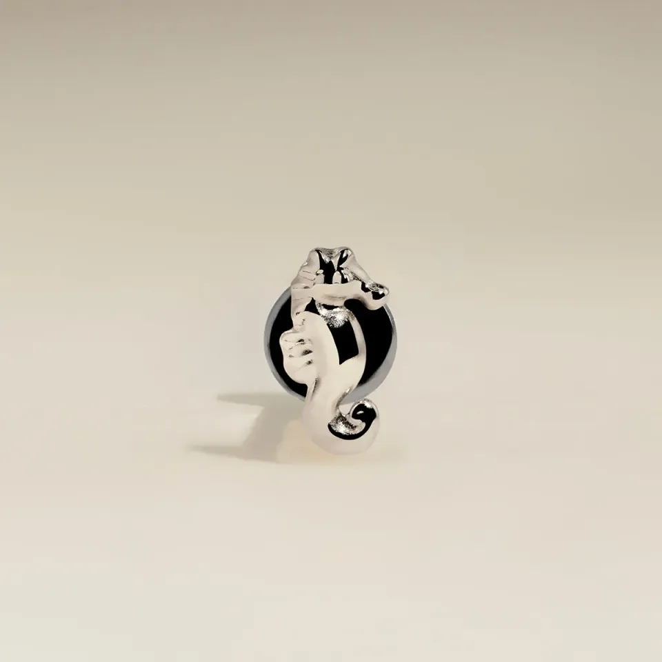 Astrid & Miyu Seahorse clou piercing titane platine