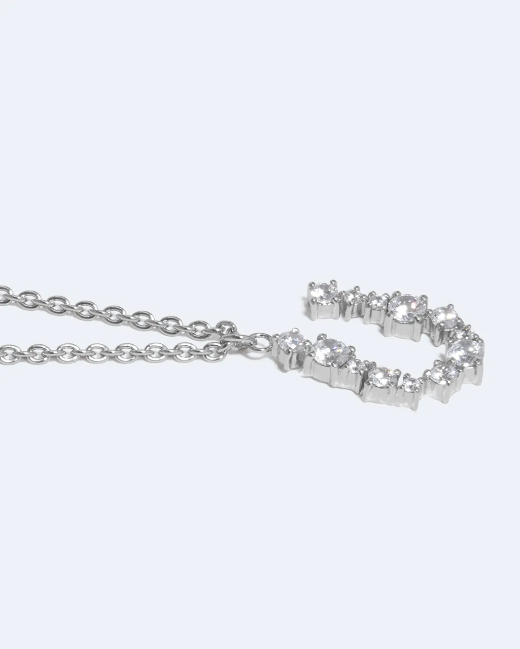 Completedworks Glitchy U collier pendentif lettre zirconium