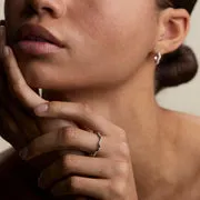 Astrid & Miyu Scalloped Crystal bague bandeau argent cristal
