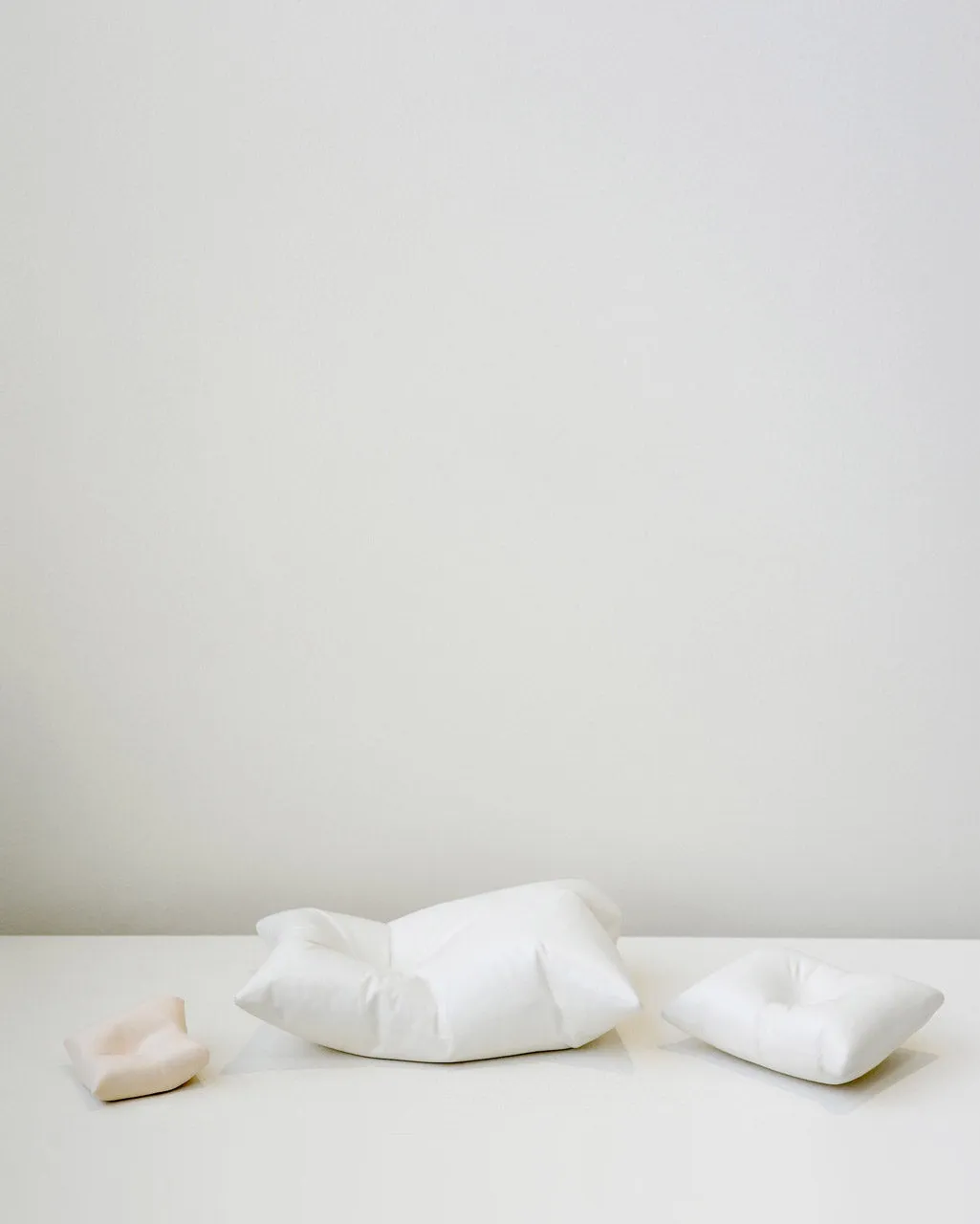 Completedworks Plush II coussin céramique blanc mat