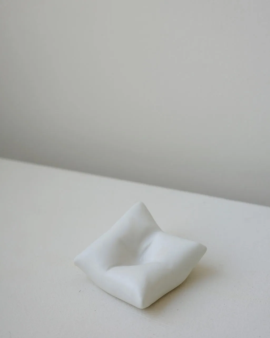 Completedworks Bumped II vide-poche céramique blanc mat